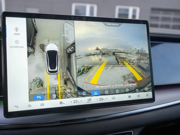 Dashboard screen showing the vehicle camera system view